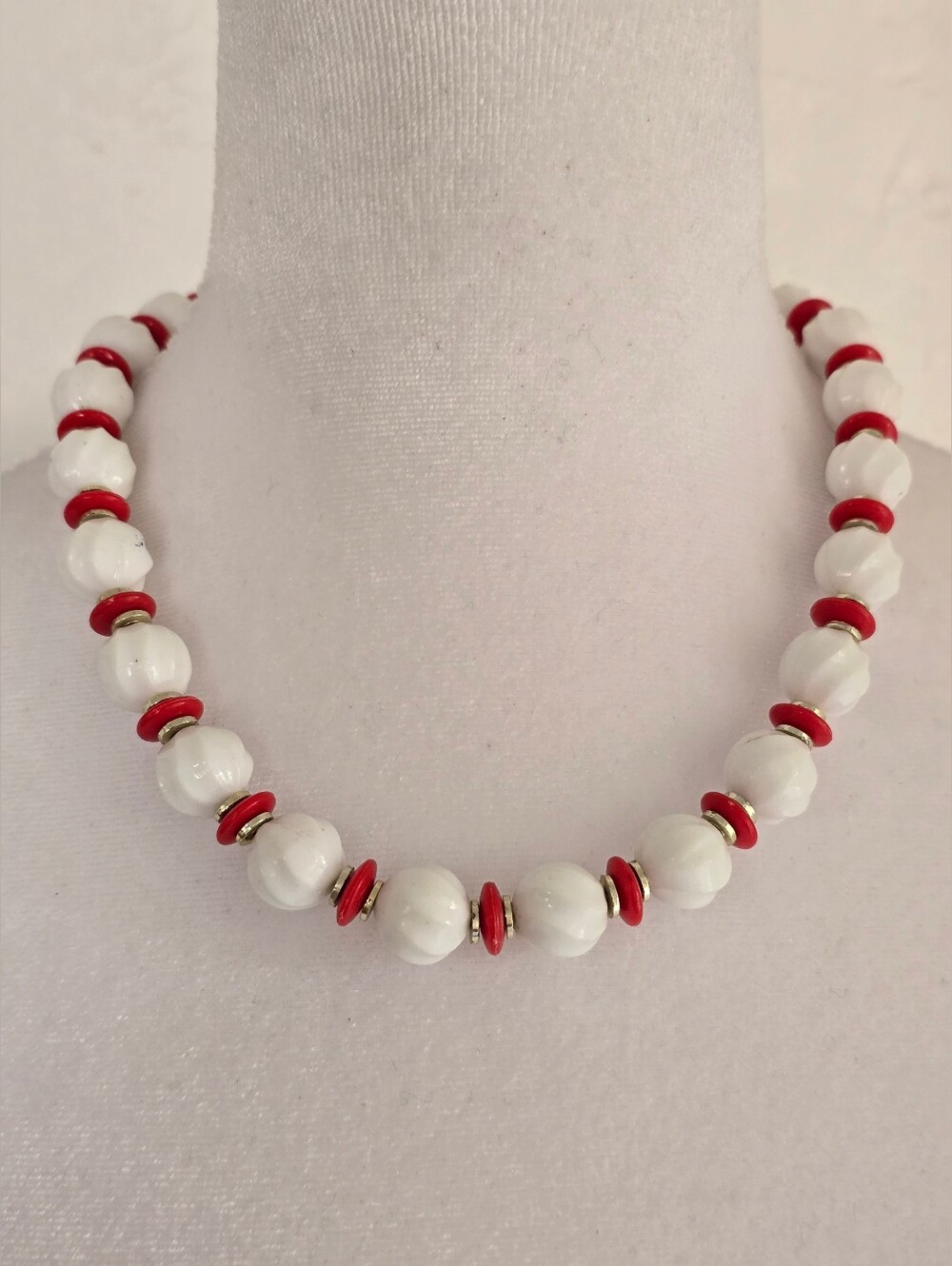 Vintage White and Red Beaded Women's Necklace